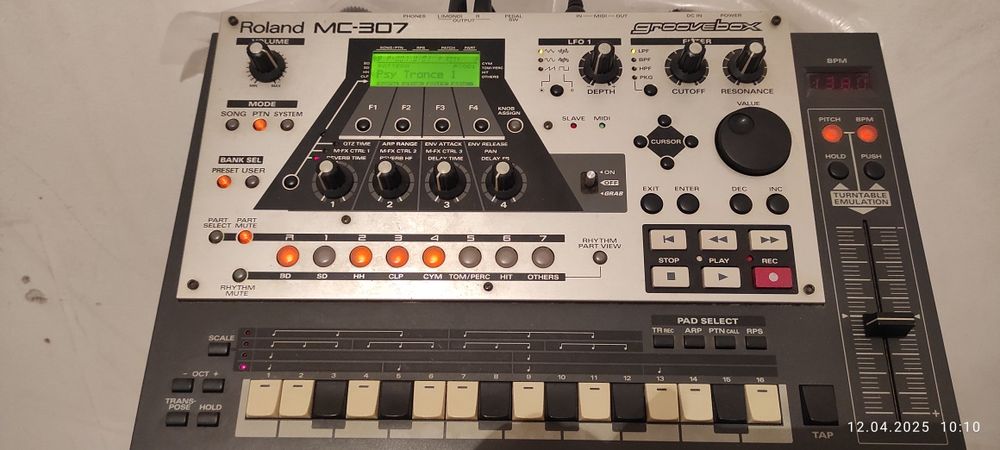 Roland MC-307 groovebox