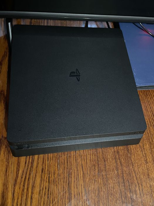 Продам PlayStation 4 Slim