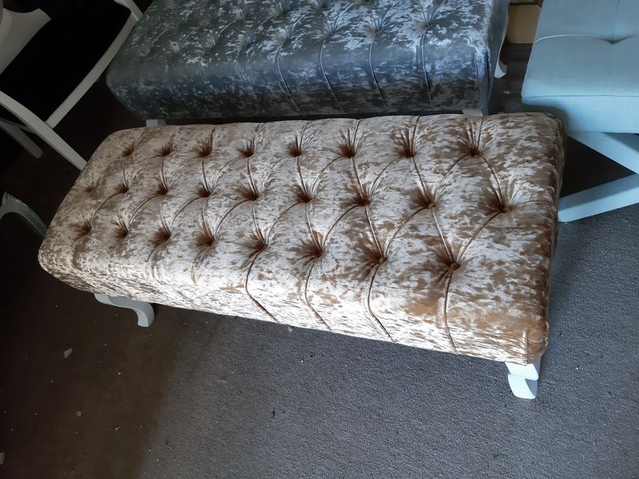Banqueta capitonê veludo brilhante dourado 120x45cm