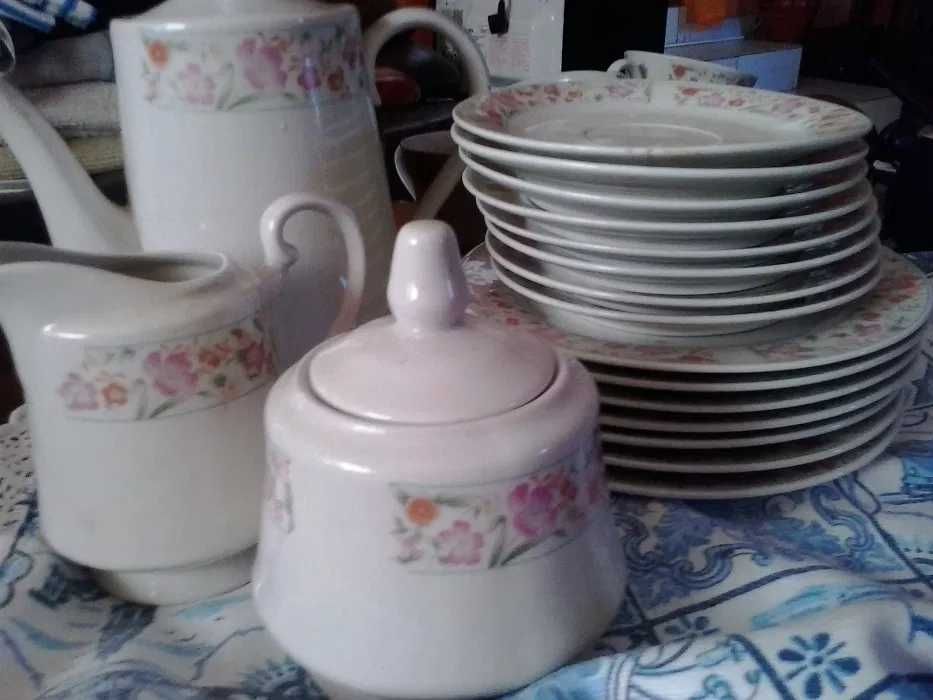 Quadros sofá poltrona louças