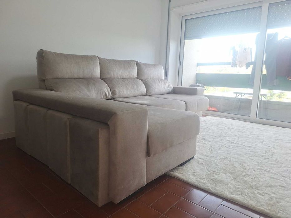 Conjunto Sofá Krypton 260cm Chaise ESQ + 4 Puffs Jakarta Sand - Como Novo