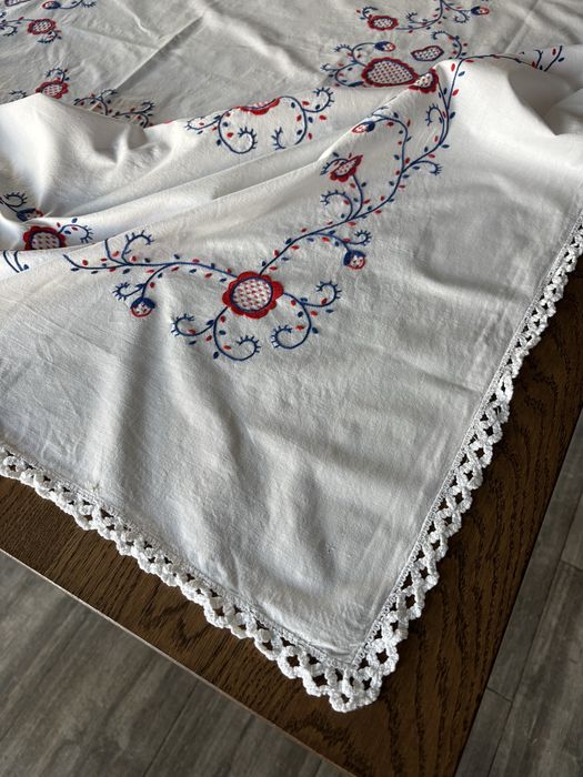 Toalha de mesa com bordado de Viana