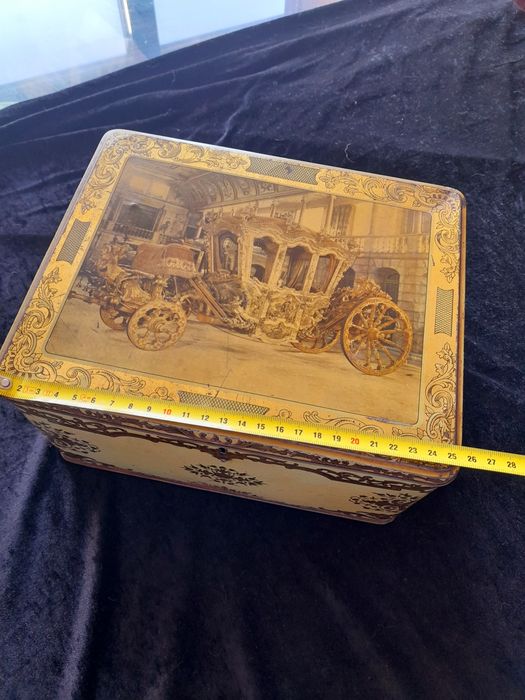 Lata antiga da fábrica Favorita