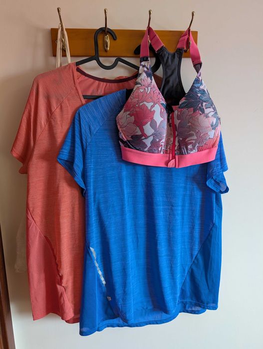 Pack 3 Peças Desporto: Top Domyos Floral + 2 T-shirts Kalenji