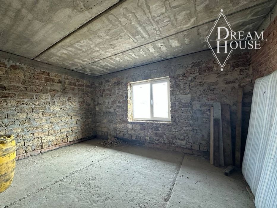 Продаж недобудованого будинку з гаражем для Фури