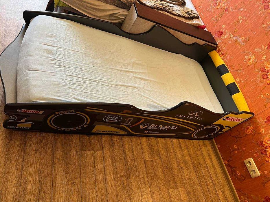 Кровать машина детская