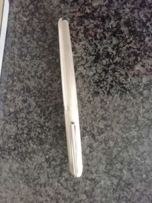 Caneta de tinta permanente, em prata