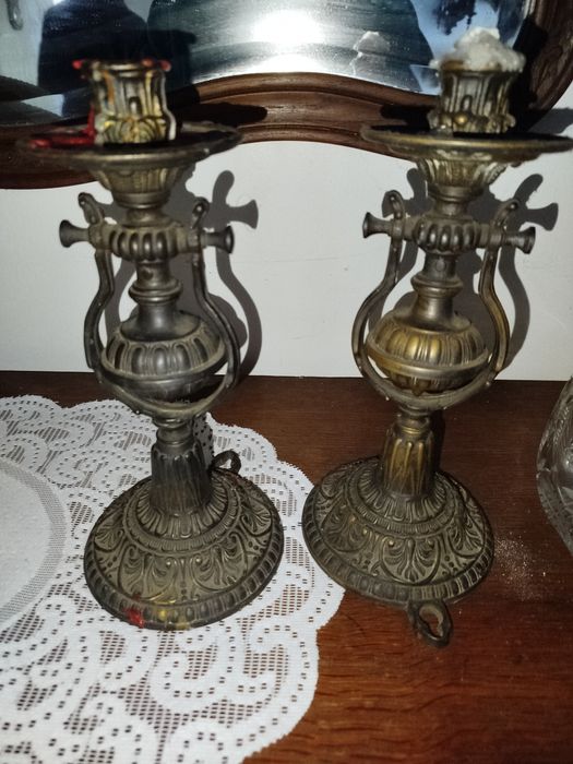 Świeczniki mosiężne albo z brązu.