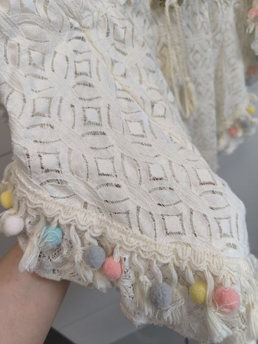 Narzutka plażowa boho z koronką i pomponami – uniwersalna