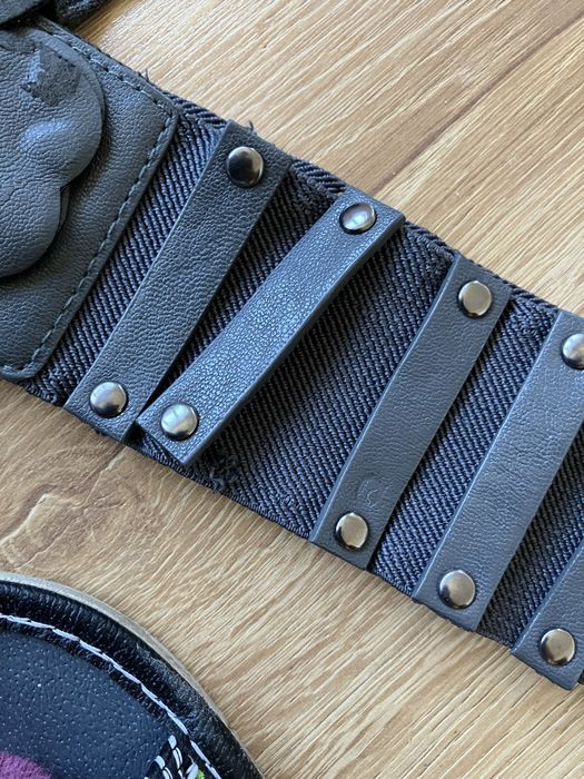 Sukienka z ozdobnym paskiem