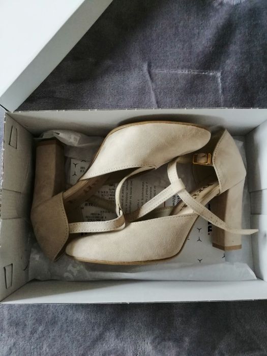 Klasyczna suknia ślubna 38