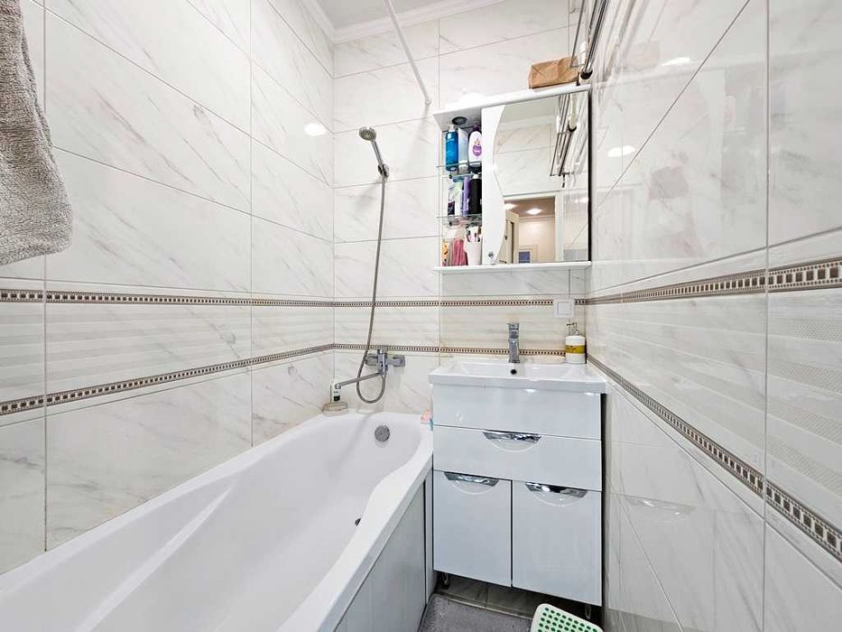 Продається житлова 3-кімнатна квартира на 2-поверсі біля парку...