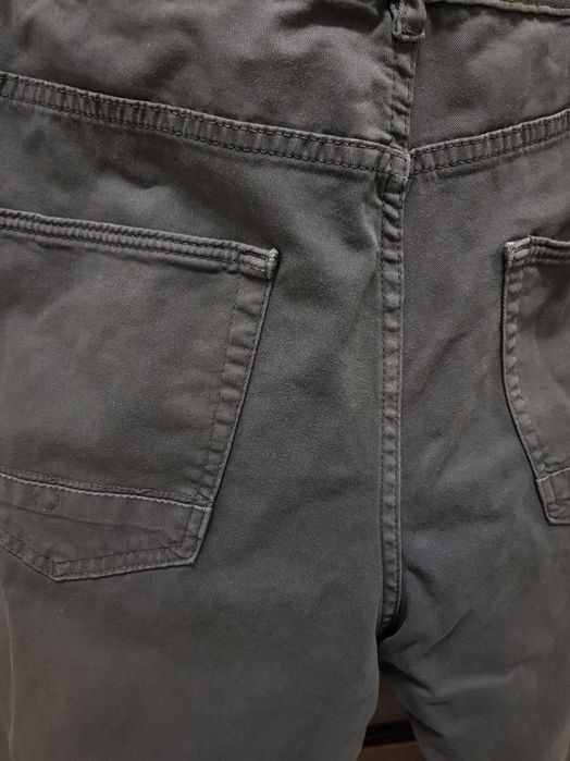 Calças homem cinzento Zara modelo similar Lee Levis Scalpers