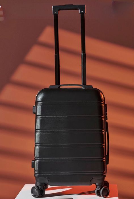 Продам валізу, у використанні була два рази. Валіза не пошкоджена, колеса працюючі