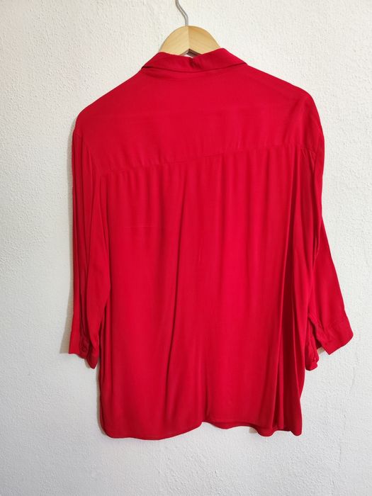 Blusa vermelha de Senhora da Bershka e Blusa verde oliva da Mango