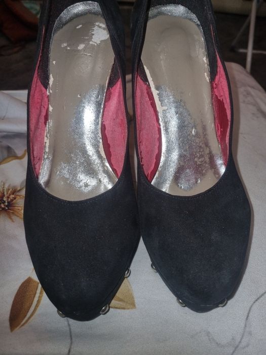 Czarne buty na obcasie.