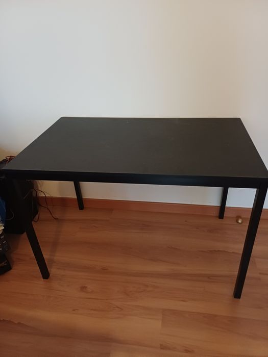 Mesa IKEA preta SANDSBERG em excelente estado