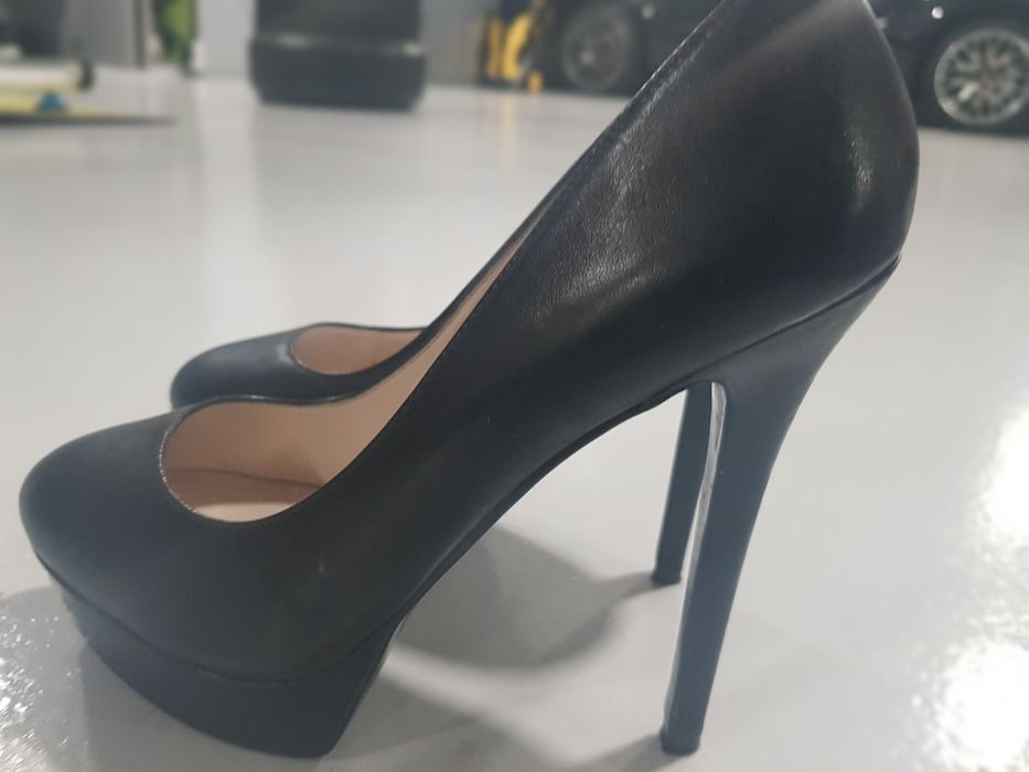 Sapatos altos de pele da marca Aldo