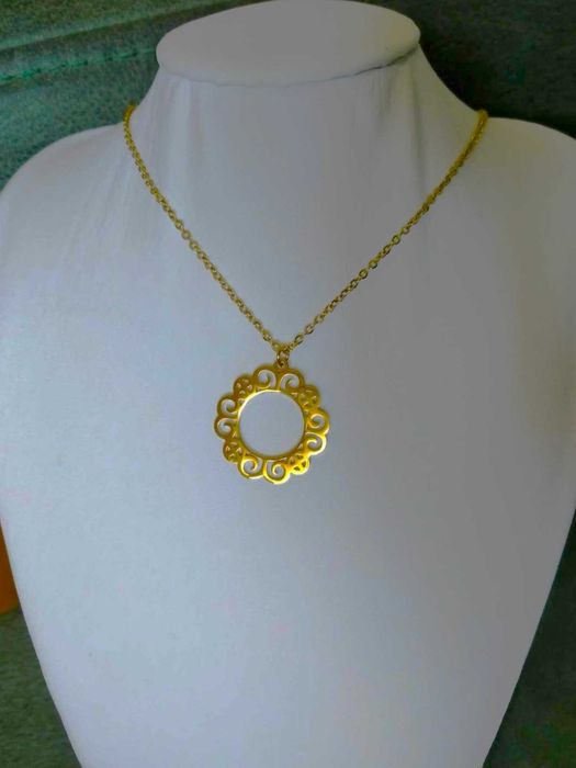 Colar Aço Dourado c/ Moldura Redonda NOVO