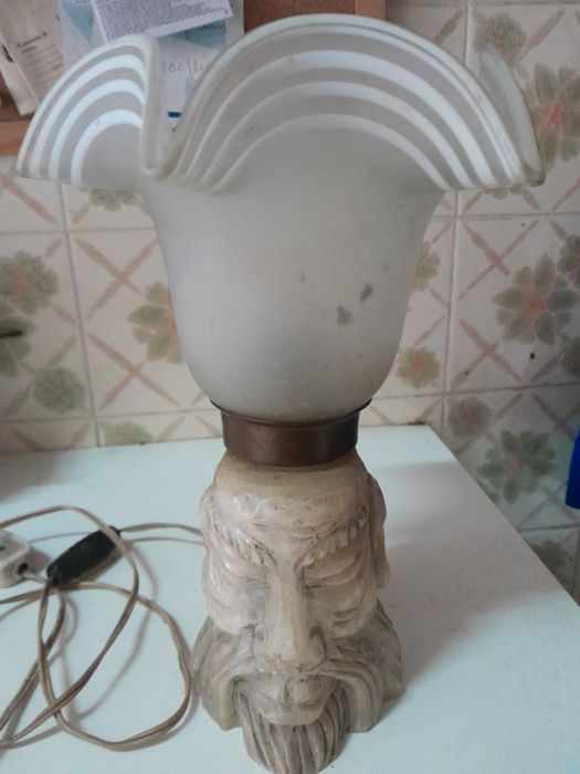 Dous candeeiros com 26cm de altura