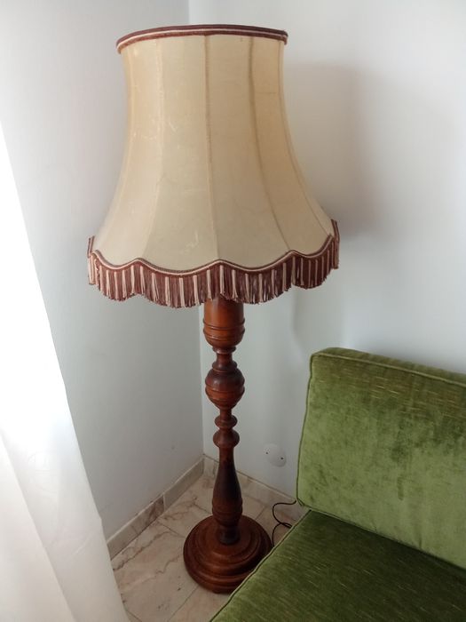 Candeeiro de sala com pé