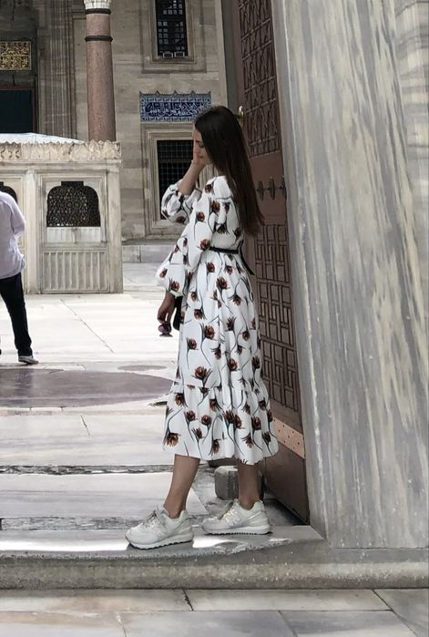 Біла сукня в квіти