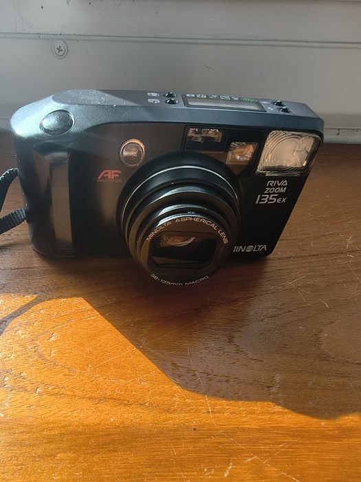 Minolta Riva Zoom 135ex – kompaktowy aparat analogowy 35mm (uszkodz