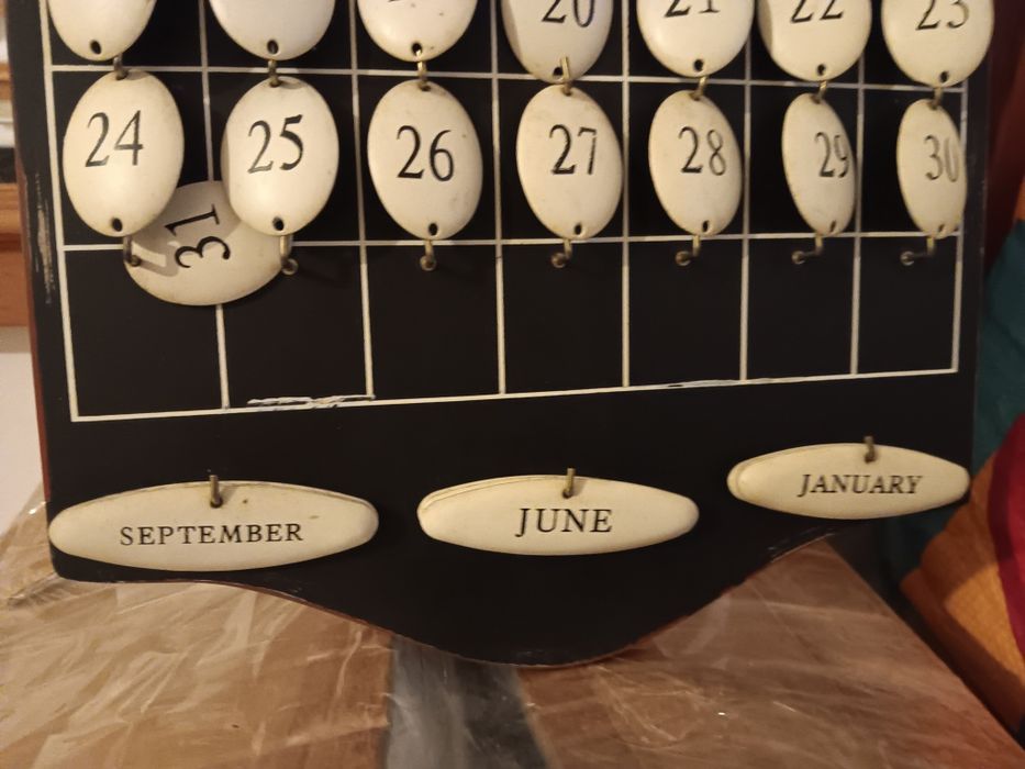 Moldura/ Calendário em madeira e metal