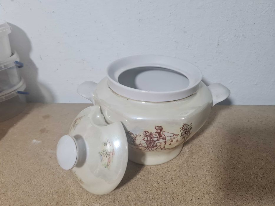 супница фарфоровая с крышкой и ложкой в идеальном состоянии