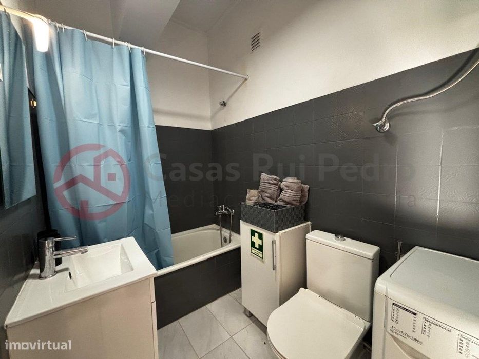 Apartamento T1 com parqueamento e elevador no centro da Costa da Ca...