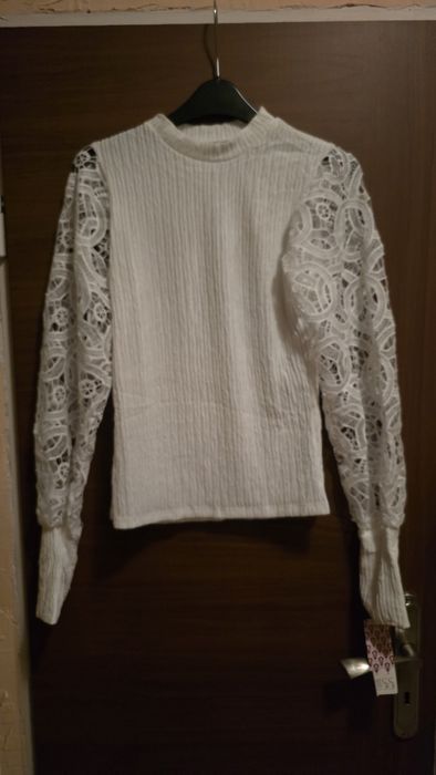 Bluzka z koronkowymi rękawami