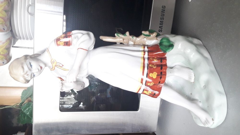 Фарфоровая статуэтка.