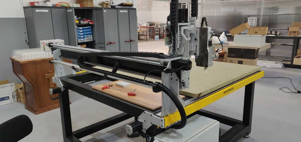 CNC com faca oscilotangencial e fresa