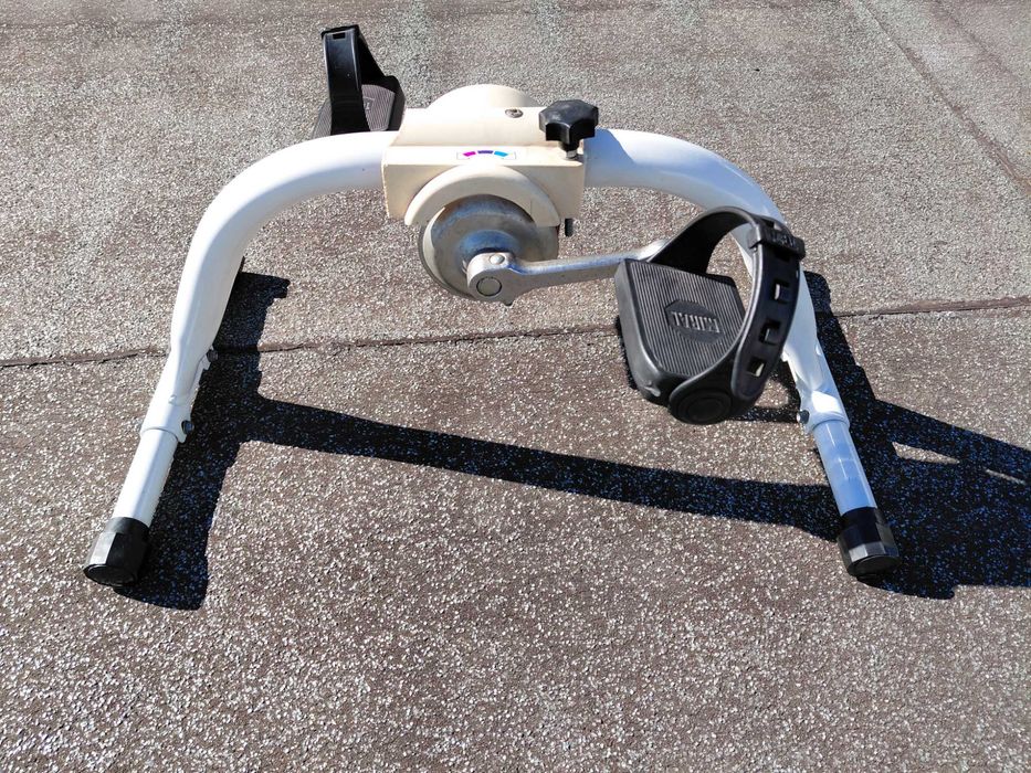 Pedalar Sentado no Sofá Mexendo as Pernas