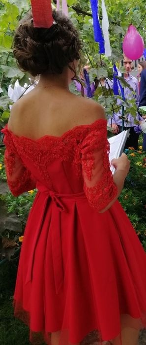 Червона сукня з пишною спідницею