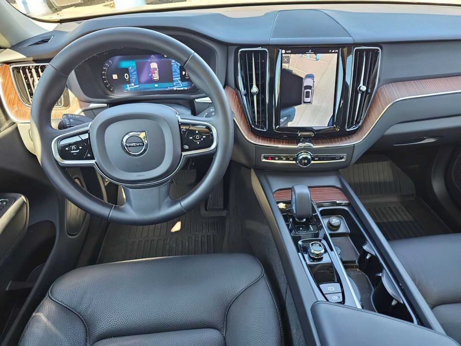 Volvo XC60 B5 Core      2023
