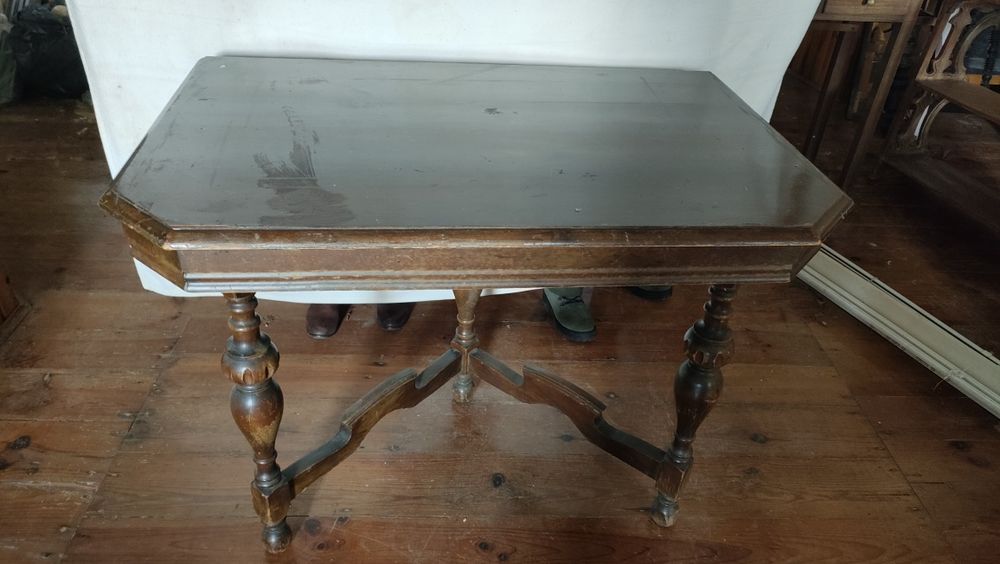 Mesa em madeira para encontrar a parede