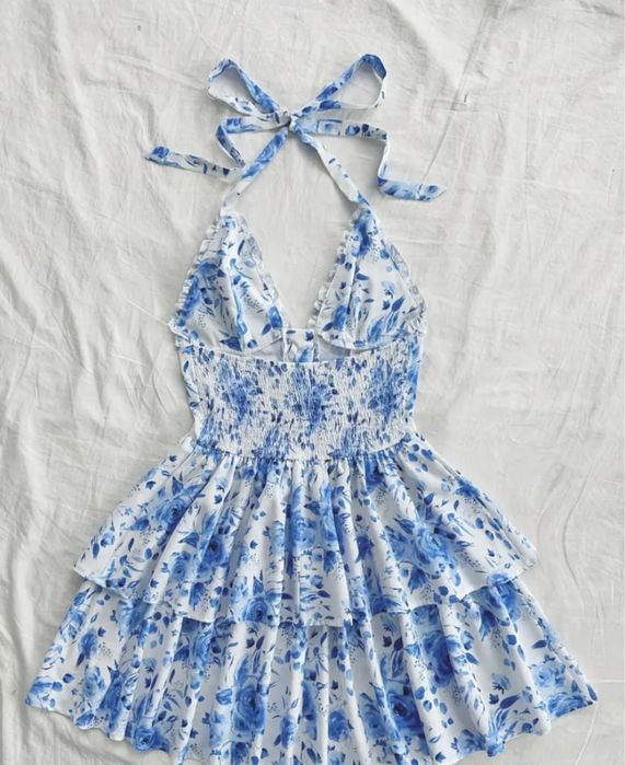 Літнє плаття з блакитним квітковим принтом