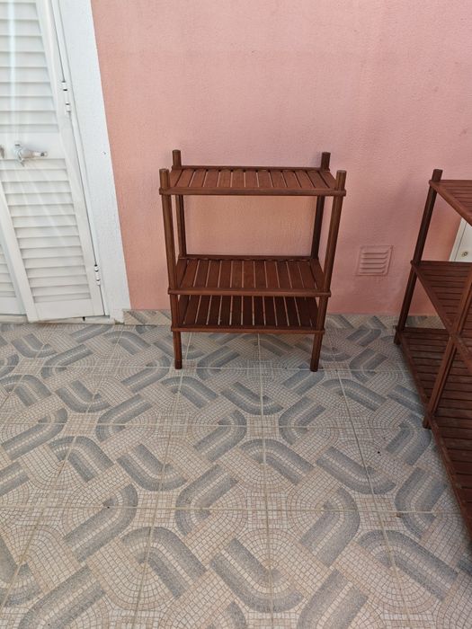 Três estantes de ripas