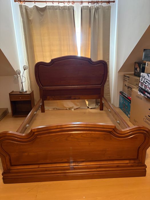 Estrutura da cama em madeira maciça