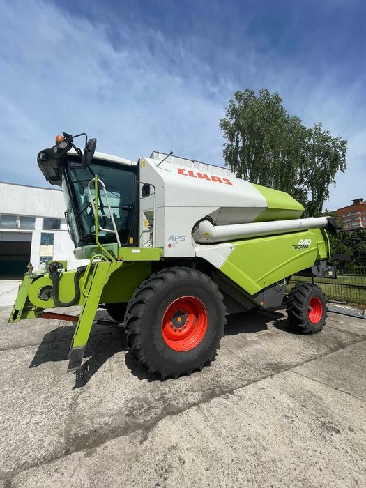 Зернозбиральний комбайн Class Tucano 440