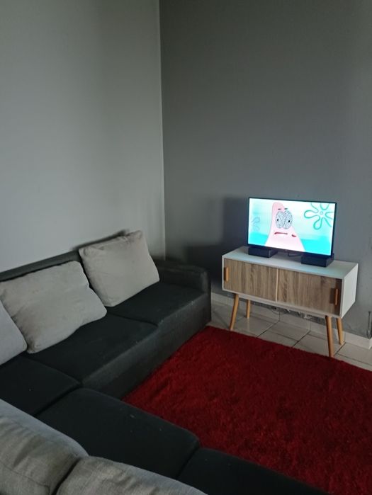 Sala completa com tv