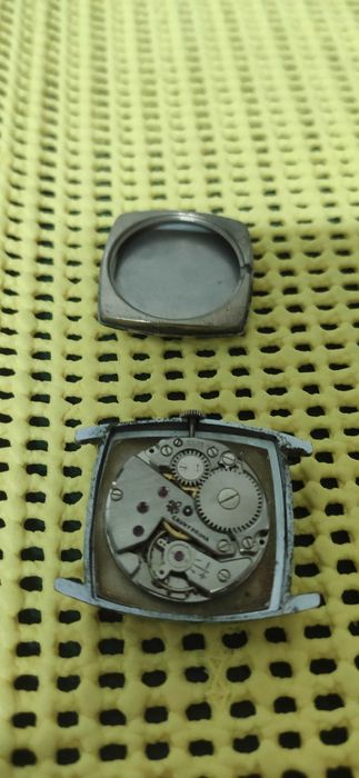 Relógio antigo CAUNY de corda manual