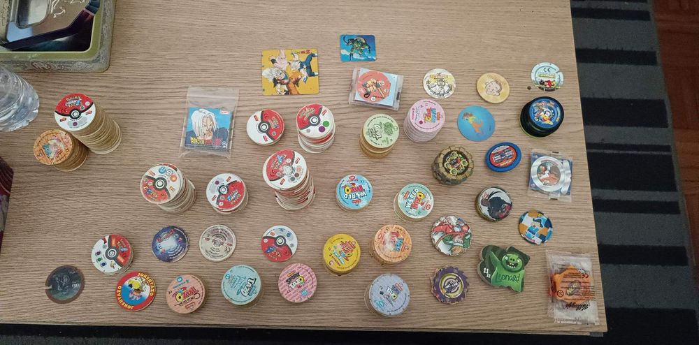 Várias cadernetas, cromos e tazos