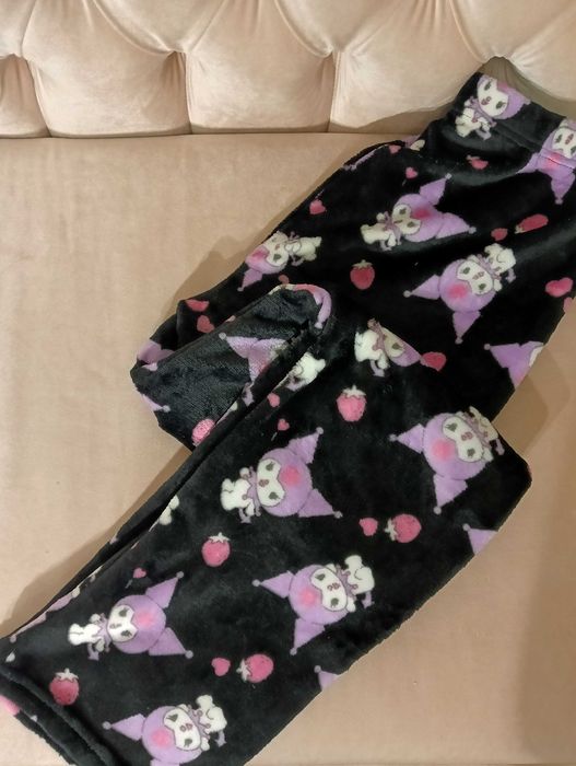 Czarne spodnie polarowe Kuromi z Hello Kitty rozmiar M dla młodzieży