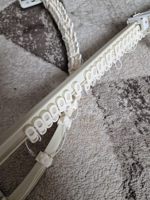 Calha para cortinados flexível para teto ou parede