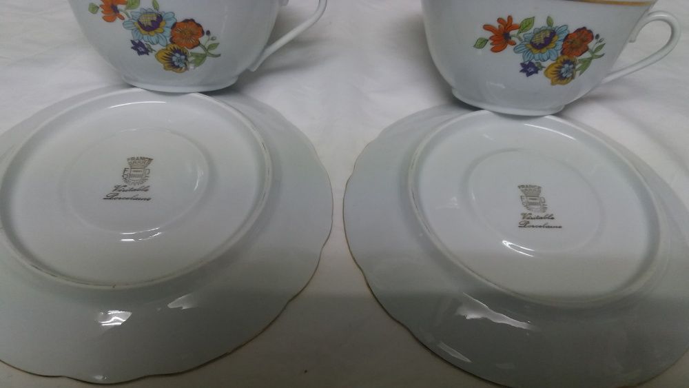 2 Chávenas de chá e respetivos pires em porcelana Chauvigny