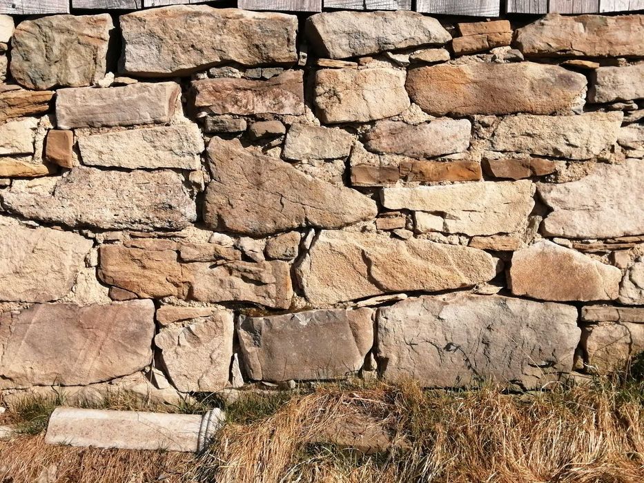 kamień elewacyjny - duży kamień -  mur z rozbiórki