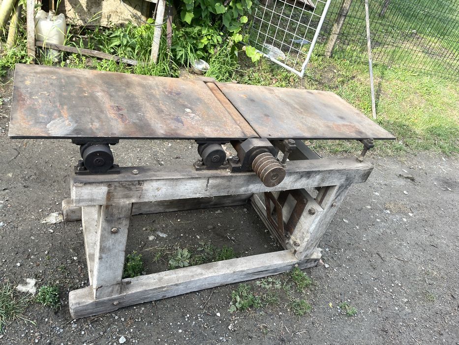strugarka-wyrówniarka do drewna, potocznie nazywana heblarką.