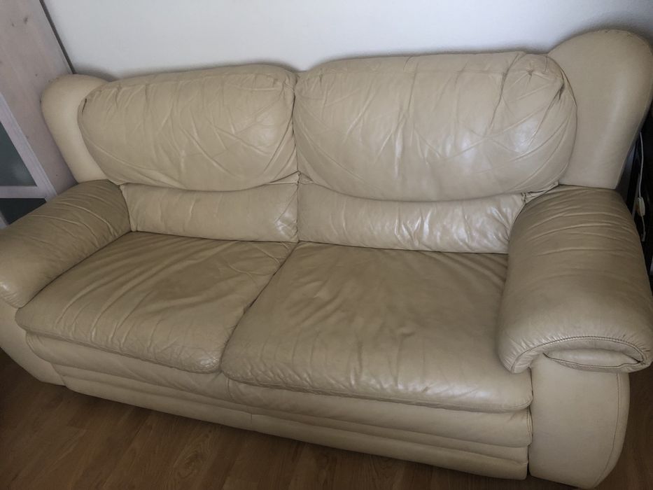 Vendo sofa em pele, 2 metros de comprimento, 0,90 largura, 0,95 altura